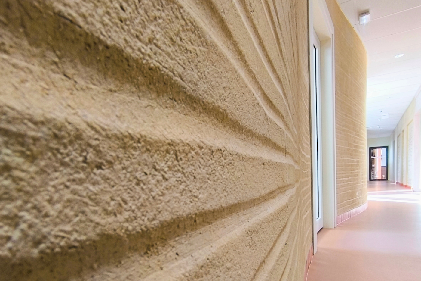 Totem Terre et Couleurs, Véronique Gouesnard, Vincent Guernion, décor, scénographie, scénographe, architecture, design, création, création artistique, terre, terre crue, graphisme, matériaux naturels, écologie, Rennes, Paris.