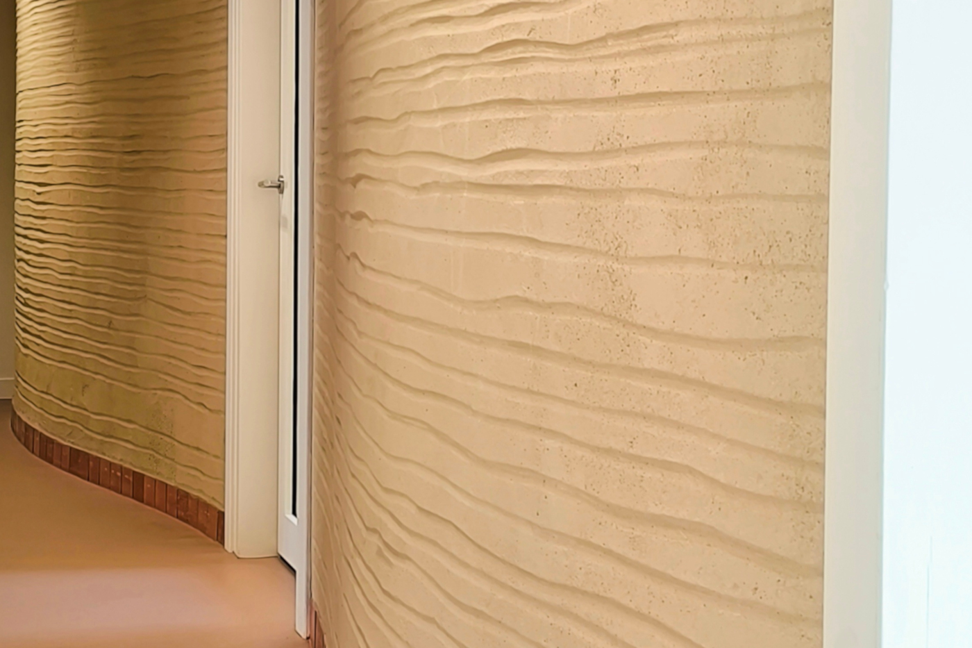 Totem Terre et Couleurs, Véronique Gouesnard, Vincent Guernion, décor, scénographie, scénographe, architecture, design, création, création artistique, terre, terre crue, graphisme, matériaux naturels, écologie, Rennes, Paris.